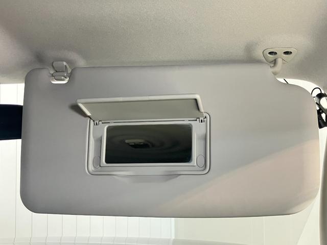 【運転席サンバイザー】鏡が付いているのでメイク直しなどにも便利★