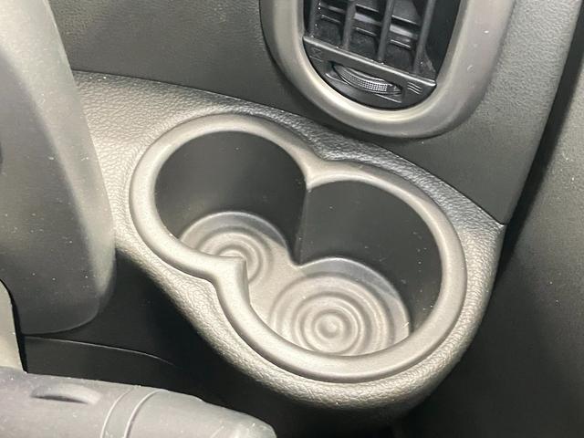 運転席・助手席のドリンクホルダーです