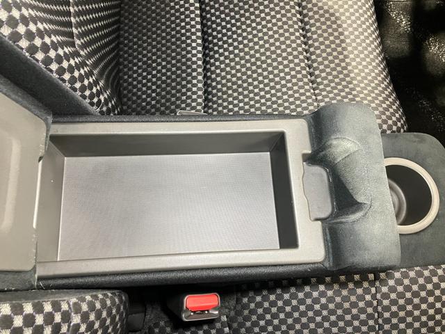 アームレストの中にも収納スペース！運転席周りをすっきり保てます！