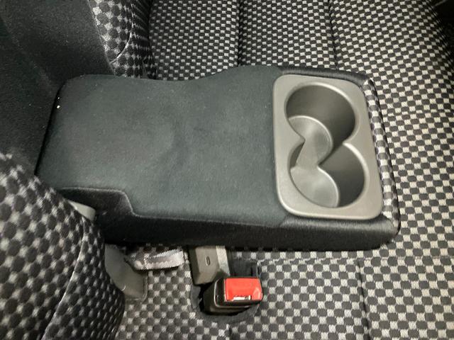 ４人乗車のときはぜひアームレストを出してください★このシートにゆっくりくつろげます★