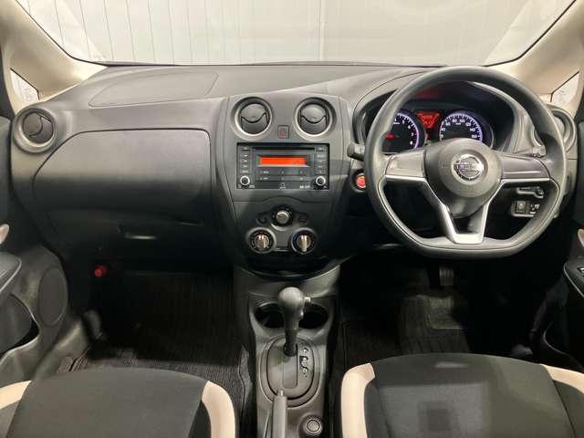 ノート Ｘ　ワンオーナー・純正ＣＤチューナーデッキ・ＥＴＣ・ドライブレコーダー・オートライト・インテリジェントキー・プライバシーガラス・衝突被害軽減ブレーキ・アイドリングストップ機能（4枚目）