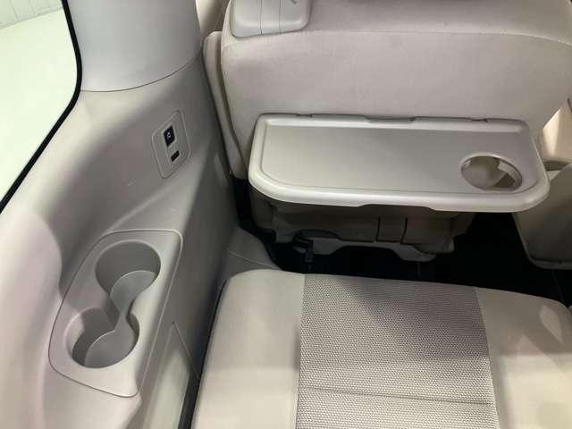 ��ȗp�̃h�����N�z���_�[���e�[�u�����������Ă���܂�