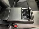 【カップホルダー】フロントはセンターコンソール内に、リヤはアームレストにそれぞれ2個のカップホルダーがございます!
