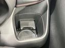 運転席のドリンクホルダーです。手のとどきやすい位置にあるので便利です