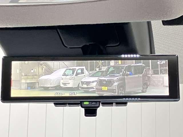 【インテリジェント　ルームミラー】車両後方のカメラ映像をミラー面に映し出すので、車内の状況や、天候などに影響されずいつでもクリアな後方視界が得られます！