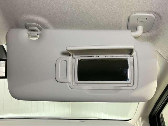 【運転席サンバイザー】鏡が付いているのでメイク直しなどにも便利★