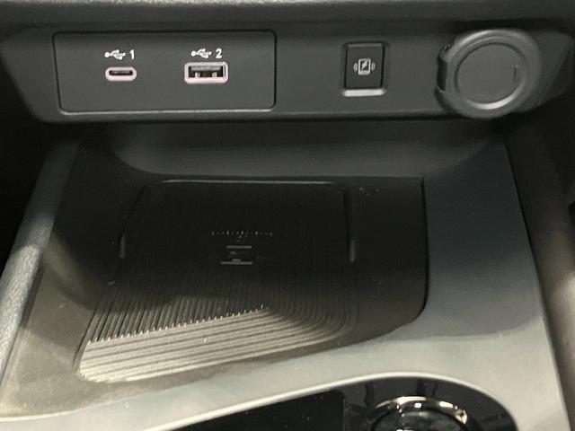 �y���C�����X�[�d��z�p���K�i�Ή��X�}�[�g�t�H���̃��C�����X�[�d����Z���^�[�R���\�[���ɑ������E�̃X�C�b�`���I�����W�Ɍ���Ώ[�d���̍��}�ł���