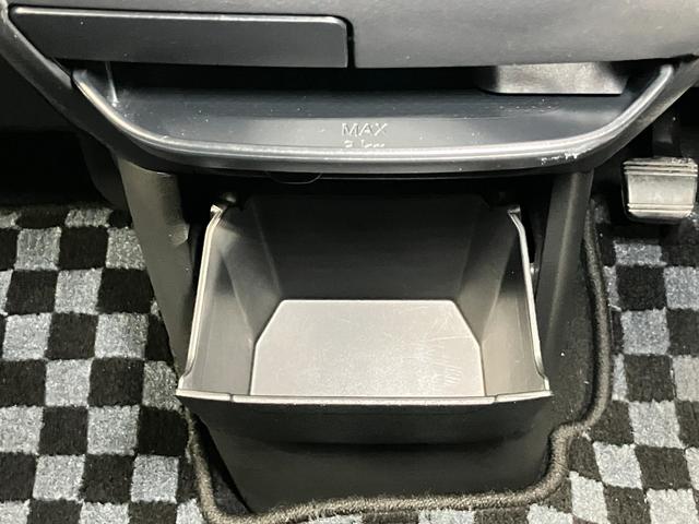 ���C�ɓ���̂b�c�Ȃǂ����[�ł���i�[���{�b�N�X��