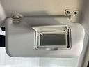【運転席サンバイザー】鏡が付いているのでちょっとした化粧直しなどに便利！