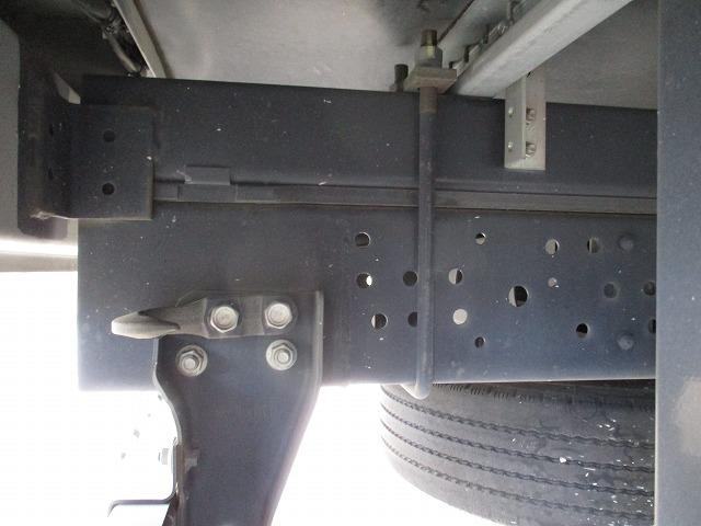 エルフトラック 　令和１年式　いすゞ　２トンワイドロング　ゲート付　アルミバン　全低床　ＤＰＤ装置　プリクラッシュブレーキ　ｅｃｏｓＴｏｐ　ＡｄＢｌｕｅ　車線逸脱警報装置　ＨＳＡ（坂道発進補助装置）カーナビ（22枚目）