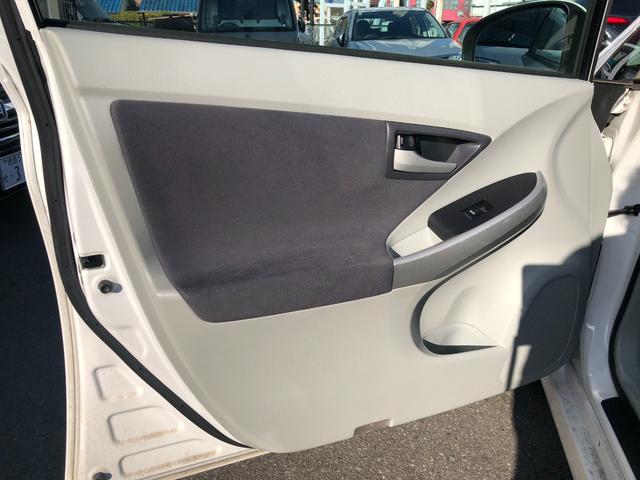 プリウス Ｓツーリングセレクション　純正ナビ　バックカメラ　ドライブレコーダー　前後コーナーセンサー　純正ＬＥＤヘッドライト　ワンセグ　ＤＶＤ再生　ビルトインＥＴＣ　プッシュスタート＆スマートキー（30枚目）