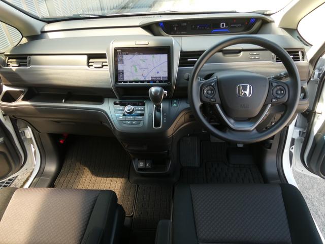 フリード＋ Ｇブラックスタイル　当社試乗車９インチ純正ナビ３カメドラレコＥＴＣバックカメラ両側電動スライドドアアダプティブクルーズコントロールシートヒーターＢｌｕｅｔｏｏｔｈ接続フルセグＴＶ１５インチ純正１５インチアルミホイール（9枚目）