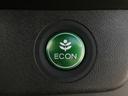 ◆ECONスイッチ(ECONモード)◆エンジンやエアコンといった、クルマ全体の動きを燃費優先で自動制御するECONモード。空調など快適性を優先したいときは、スイッチを押してOFFにできます。