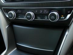 オートエアコンは温度を設定すれば自動で快適な状態をキープしてくれるので運転中の温度操作が減り安全面でも安心ですね。 4