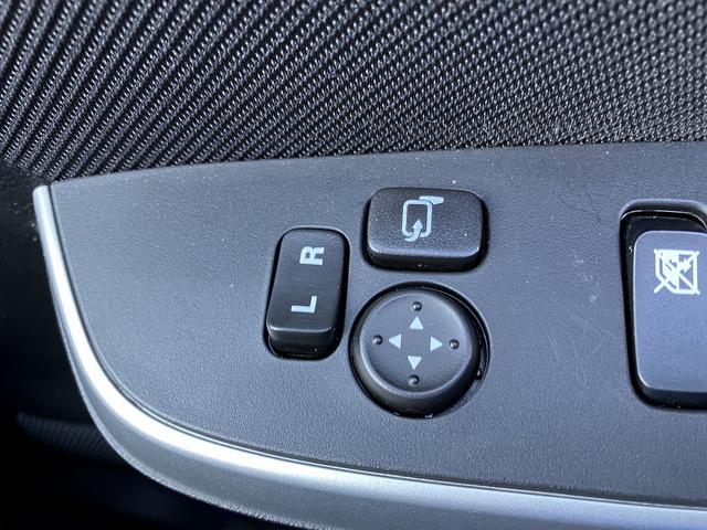 �~���[�͓d���i�[�^�C�v�ɂȂ�܂��B�������~���[�{�̂̐܂肽���݁A�����ă~���[�㉺���E�̌������̒������ł��܂��B