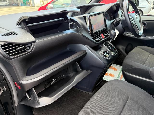 ヴォクシー V ワンオーナー 禁煙車 9インチSDナビ フルセグTV Bluetooth バックカメラ 両側電動スライドドア LEDヘッドランプ ETC セーフティセンス 衝突軽減ブレーキ クルーズコントロール(51枚目)