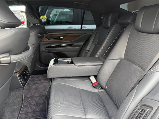 センターアームレスト付リヤシート