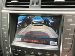 ギヤをリバースに入れると車両後方の映像を映し出し、バック時の後方視界をサポートするリヤビューカメラ！ 2