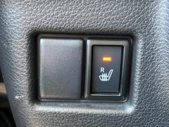 ☆シートヒーター☆運転席側にはシートヒーターが装備されています！写真のようにボタンを押すだけでシートが暖かくなります！とても便利ですよね♪ 7