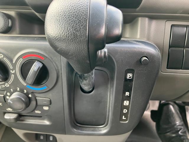 エブリイ ＰＡリミテッド　６型　衝突被害軽減ブレーキ　両側スライドドア　デュアルカメラブレーキ｜後退時ブレーキサポート｜ハロゲンヘッドランプ｜アイドリングストップシステム｜マニュアルエアコン｜電波式キーレスエントリー｜ＵＳＢ電源ソケット｜（11枚目）