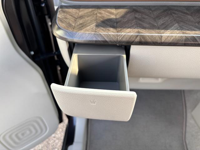 アルトラパンLC LC HYBRID X 6型 4WD 衝突被害軽減ブレーキ デュアルセンサーブレーキII|LEDヘッドランプ|シートヒーター|LC専用フロントグリル|アルミホイール|本革巻きステアリングホイール|照明付バニティミラー|ナノイー搭載フルオートエアコン|(32枚目)