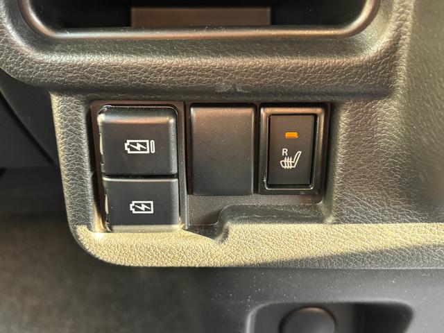 �X�}�[�g�t�H����g�ѓd�b�ƒ��ڃP�[�u���Őڑ����ď[�d���ł���y�t�r�a�\�P�b�g�z���C���p�l�ɔz�u�B