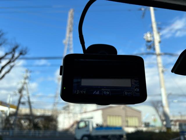 �������������Ă���܂��ԗ��́C�X�Y�L���c�㗝�X�̓��Ђ����M�������Ă����߂ł���f�B�[���[���ÎԂł��B