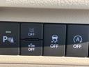 各機能の切り替えボタンは運転席前方の手の届きやすい場所に配置してあります。