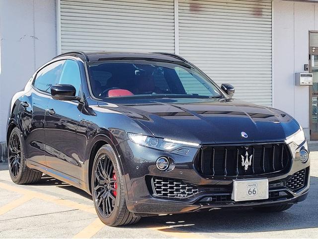 レヴァンテ S パノラマサンルーフ 赤革 全方位カメラ 右ハンドル 430馬力 カーボンインテリア 純正21インチアンテオブラックホイール 後席モニター パワートランク 前後シートヒーター レッドキャリパー パドルシフト 純正ナビ&TV ネロリベーレマイカ(4枚目)