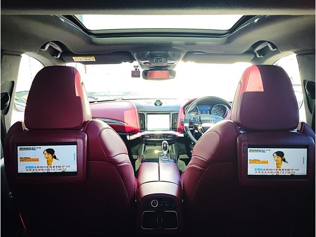 レヴァンテ S パノラマサンルーフ 赤革 全方位カメラ 右ハンドル 430馬力 カーボンインテリア 純正21インチアンテオブラックホイール 後席モニター パワートランク 前後シートヒーター レッドキャリパー パドルシフト 純正ナビ&TV ネロリベーレマイカ(6枚目)