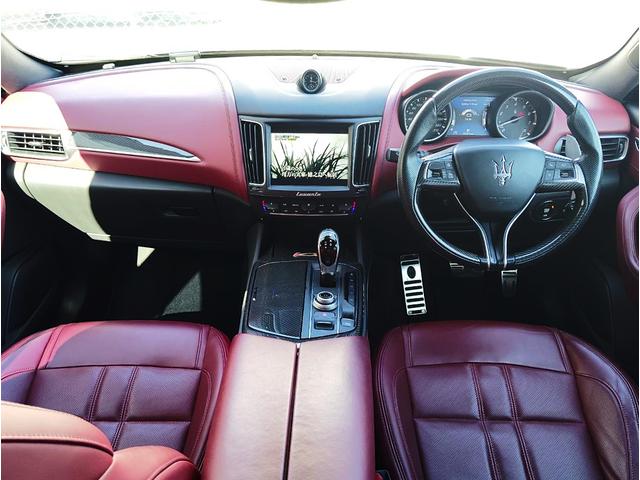 レヴァンテ S パノラマサンルーフ 赤革 全方位カメラ 右ハンドル 430馬力 カーボンインテリア 純正21インチアンテオブラックホイール 後席モニター パワートランク 前後シートヒーター レッドキャリパー パドルシフト 純正ナビ&TV ネロリベーレマイカ(7枚目)