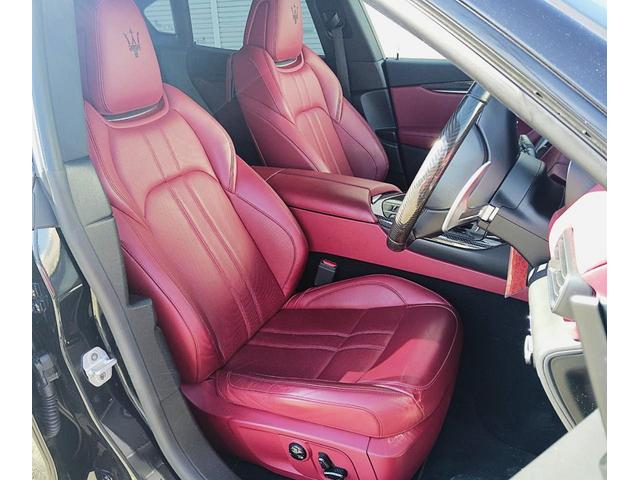 レヴァンテ S パノラマサンルーフ 赤革 全方位カメラ 右ハンドル 430馬力 カーボンインテリア 純正21インチアンテオブラックホイール 後席モニター パワートランク 前後シートヒーター レッドキャリパー パドルシフト 純正ナビ&TV ネロリベーレマイカ(8枚目)