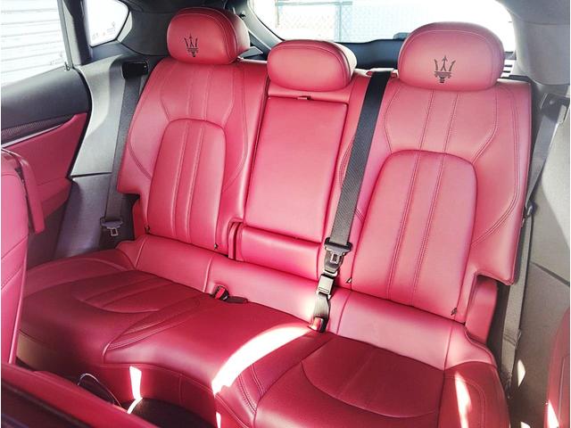 レヴァンテ S パノラマサンルーフ 赤革 全方位カメラ 右ハンドル 430馬力 カーボンインテリア 純正21インチアンテオブラックホイール 後席モニター パワートランク 前後シートヒーター レッドキャリパー パドルシフト 純正ナビ&TV ネロリベーレマイカ(18枚目)