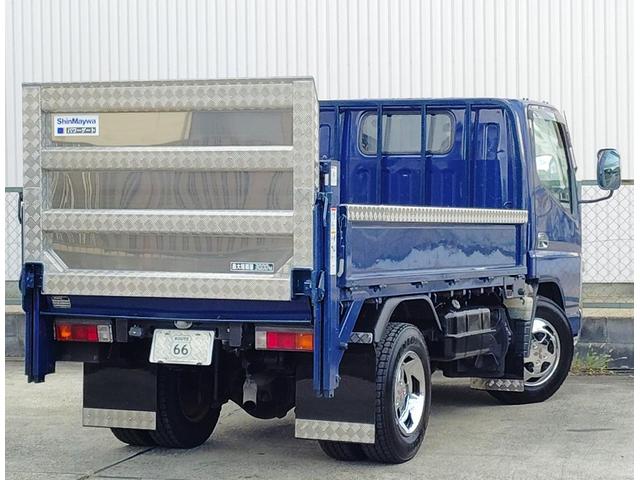 キャンター 全低床３ｔ積　６００Ｋｇ垂直パワーゲート　オートマチック　４．９ディーゼルターボ　４ナンバー　新明和　荷台床鉄板貼り　三方開　左電格ミラー　ブルーテック純正メッキバンパー　アルミ縞板ステンレス架装　ＥＶＡシート泥よけ　新品ハンドルカバー　ＮｏｘＰＭ適合（3枚目）