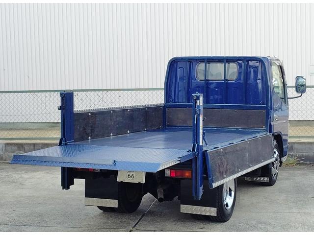 キャンター 全低床３ｔ積　６００Ｋｇ垂直パワーゲート　オートマチック　４．９ディーゼルターボ　４ナンバー　新明和　荷台床鉄板貼り　三方開　左電格ミラー　ブルーテック純正メッキバンパー　アルミ縞板ステンレス架装　ＥＶＡシート泥よけ　新品ハンドルカバー　ＮｏｘＰＭ適合（6枚目）