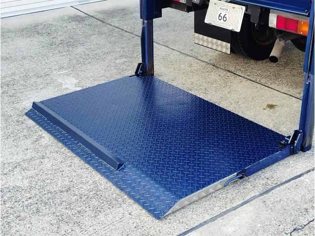 キャンター 全低床３ｔ積　６００Ｋｇ垂直パワーゲート　オートマチック　４．９ディーゼルターボ　４ナンバー　新明和　荷台床鉄板貼り　三方開　左電格ミラー　ブルーテック純正メッキバンパー　アルミ縞板ステンレス架装　ＥＶＡシート泥よけ　新品ハンドルカバー　ＮｏｘＰＭ適合（7枚目）