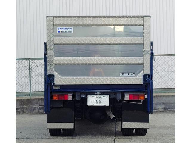 キャンター 全低床３ｔ積　６００Ｋｇ垂直パワーゲート　オートマチック　４．９ディーゼルターボ　４ナンバー　新明和　荷台床鉄板貼り　三方開　左電格ミラー　ブルーテック純正メッキバンパー　アルミ縞板ステンレス架装　ＥＶＡシート泥よけ　新品ハンドルカバー　ＮｏｘＰＭ適合（10枚目）