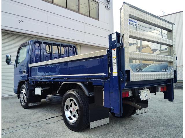 キャンター 全低床３ｔ積　６００Ｋｇ垂直パワーゲート　オートマチック　４．９ディーゼルターボ　４ナンバー　新明和　荷台床鉄板貼り　三方開　左電格ミラー　ブルーテック純正メッキバンパー　アルミ縞板ステンレス架装　ＥＶＡシート泥よけ　新品ハンドルカバー　ＮｏｘＰＭ適合（11枚目）
