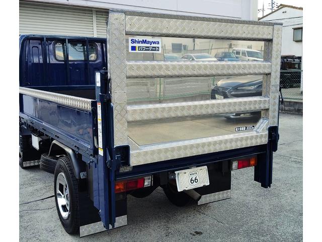 キャンター 全低床３ｔ積　６００Ｋｇ垂直パワーゲート　オートマチック　４．９ディーゼルターボ　４ナンバー　新明和　荷台床鉄板貼り　三方開　左電格ミラー　ブルーテック純正メッキバンパー　アルミ縞板ステンレス架装　ＥＶＡシート泥よけ　新品ハンドルカバー　ＮｏｘＰＭ適合（14枚目）