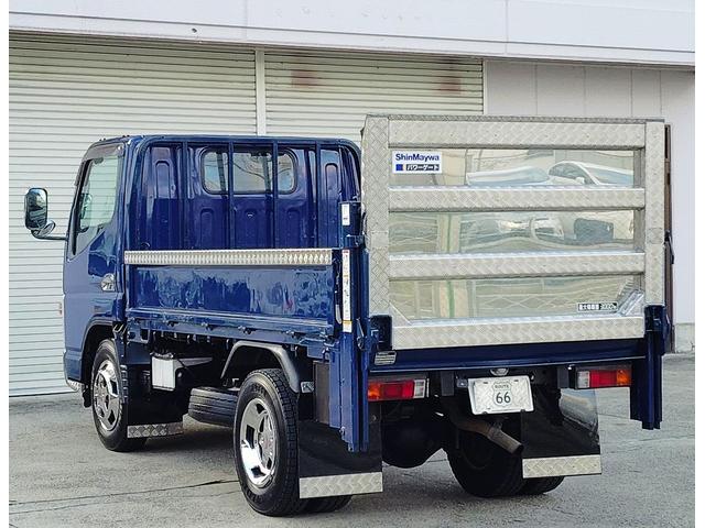 キャンター 全低床３ｔ積　６００Ｋｇ垂直パワーゲート　オートマチック　４．９ディーゼルターボ　４ナンバー　新明和　荷台床鉄板貼り　三方開　左電格ミラー　ブルーテック純正メッキバンパー　アルミ縞板ステンレス架装　ＥＶＡシート泥よけ　新品ハンドルカバー　ＮｏｘＰＭ適合（16枚目）