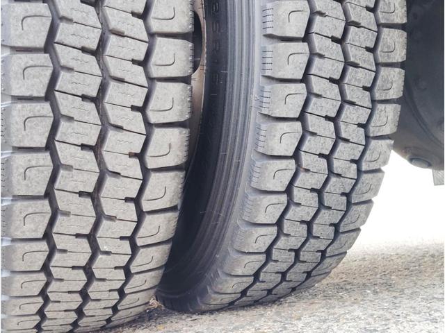 キャンター 全低床３ｔ積　６００Ｋｇ垂直パワーゲート　オートマチック　４．９ディーゼルターボ　４ナンバー　新明和　荷台床鉄板貼り　三方開　左電格ミラー　ブルーテック純正メッキバンパー　アルミ縞板ステンレス架装　ＥＶＡシート泥よけ　新品ハンドルカバー　ＮｏｘＰＭ適合（23枚目）