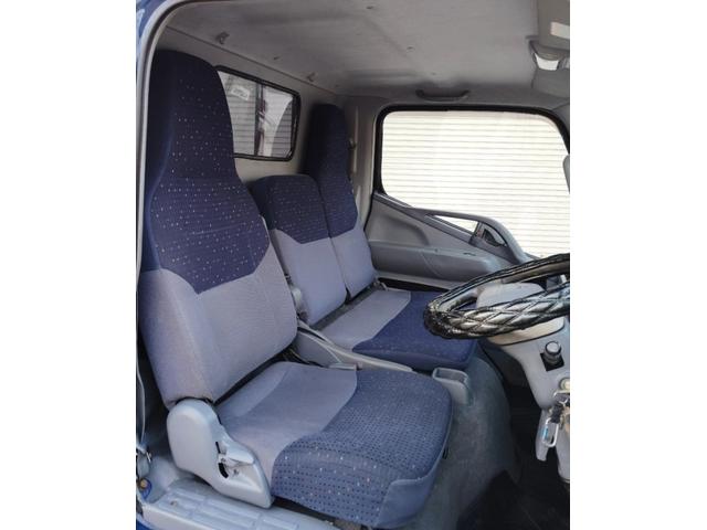 キャンター 全低床３ｔ積　６００Ｋｇ垂直パワーゲート　オートマチック　４．９ディーゼルターボ　４ナンバー　新明和　荷台床鉄板貼り　三方開　左電格ミラー　ブルーテック純正メッキバンパー　アルミ縞板ステンレス架装　ＥＶＡシート泥よけ　新品ハンドルカバー　ＮｏｘＰＭ適合（26枚目）