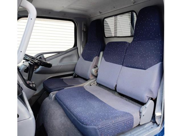 キャンター 全低床３ｔ積　６００Ｋｇ垂直パワーゲート　オートマチック　４．９ディーゼルターボ　４ナンバー　新明和　荷台床鉄板貼り　三方開　左電格ミラー　ブルーテック純正メッキバンパー　アルミ縞板ステンレス架装　ＥＶＡシート泥よけ　新品ハンドルカバー　ＮｏｘＰＭ適合（27枚目）