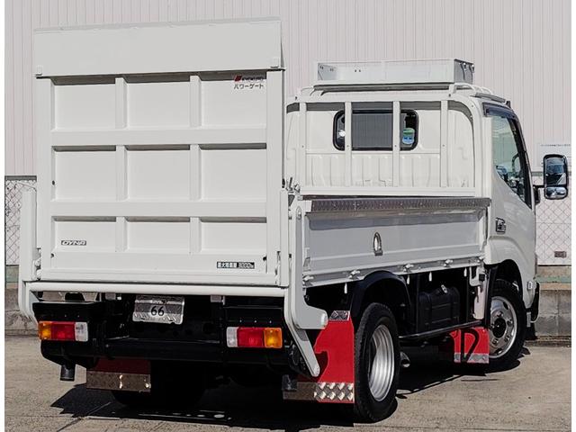 ダイナトラック ３ｔ積　１０００Ｋｇアーム式パワーゲート　ラジコン　５速　４．０ディーゼルターボ　荷台床鉄板貼り　ルーフキャリア　アイゼロセブンバンパー　アルミ縞板あおりカバー　ＥＶＡシート泥よけ　あおりステンレスロープ通し　バックカメラ　左電格　ＥＴＣ　三方開　１ナンバー（3枚目）