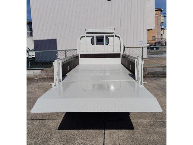 ダイナトラック ３ｔ積　１０００Ｋｇアーム式パワーゲート　ラジコン　５速　４．０ディーゼルターボ　荷台床鉄板貼り　ルーフキャリア　アイゼロセブンバンパー　アルミ縞板あおりカバー　ＥＶＡシート泥よけ　あおりステンレスロープ通し　バックカメラ　左電格　ＥＴＣ　三方開　１ナンバー（6枚目）