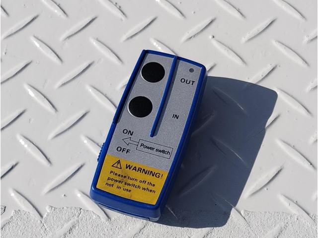 ダイナトラック ３ｔ積　１０００Ｋｇアーム式パワーゲート　ラジコン　５速　４．０ディーゼルターボ　荷台床鉄板貼り　ルーフキャリア　アイゼロセブンバンパー　アルミ縞板あおりカバー　ＥＶＡシート泥よけ　あおりステンレスロープ通し　バックカメラ　左電格　ＥＴＣ　三方開　１ナンバー（8枚目）