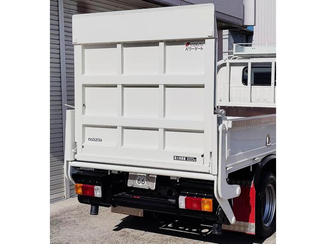 ダイナトラック ３ｔ積　１０００Ｋｇアーム式パワーゲート　ラジコン　５速　４．０ディーゼルターボ　荷台床鉄板貼り　ルーフキャリア　アイゼロセブンバンパー　アルミ縞板あおりカバー　ＥＶＡシート泥よけ　あおりステンレスロープ通し　バックカメラ　左電格　ＥＴＣ　三方開　１ナンバー（9枚目）