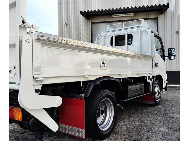 ダイナトラック ３ｔ積　１０００Ｋｇアーム式パワーゲート　ラジコン　５速　４．０ディーゼルターボ　荷台床鉄板貼り　ルーフキャリア　アイゼロセブンバンパー　アルミ縞板あおりカバー　ＥＶＡシート泥よけ　あおりステンレスロープ通し　バックカメラ　左電格　ＥＴＣ　三方開　１ナンバー（10枚目）