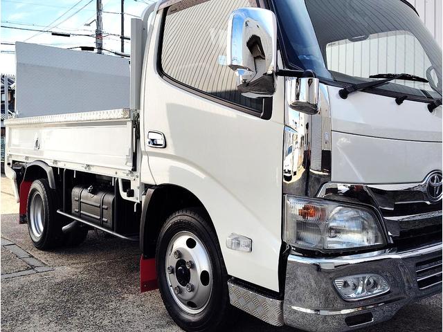 ダイナトラック ３ｔ積　１０００Ｋｇアーム式パワーゲート　ラジコン　５速　４．０ディーゼルターボ　荷台床鉄板貼り　ルーフキャリア　アイゼロセブンバンパー　アルミ縞板あおりカバー　ＥＶＡシート泥よけ　あおりステンレスロープ通し　バックカメラ　左電格　ＥＴＣ　三方開　１ナンバー（11枚目）