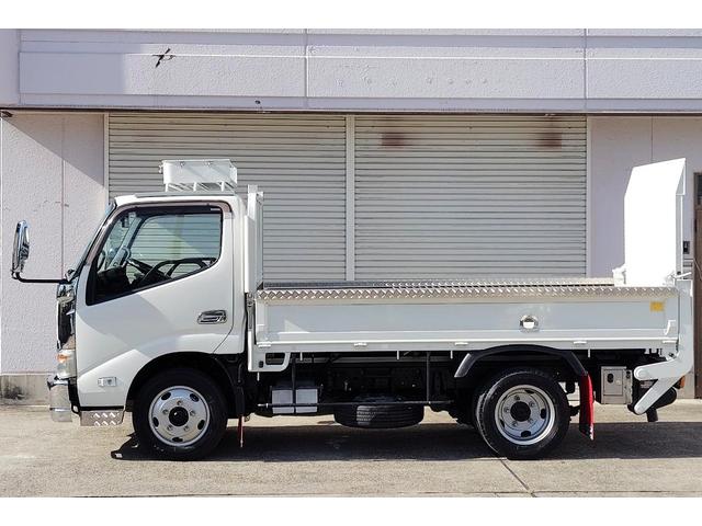 ダイナトラック ３ｔ積　１０００Ｋｇアーム式パワーゲート　ラジコン　５速　４．０ディーゼルターボ　荷台床鉄板貼り　ルーフキャリア　アイゼロセブンバンパー　アルミ縞板あおりカバー　ＥＶＡシート泥よけ　あおりステンレスロープ通し　バックカメラ　左電格　ＥＴＣ　三方開　１ナンバー（15枚目）